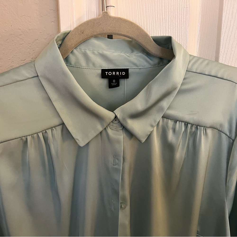 Torrid Madison Satin ButtonUp Long Sleeve Light Green Satin Blouse Size 0/12 Lrg - Picture 2 of 4